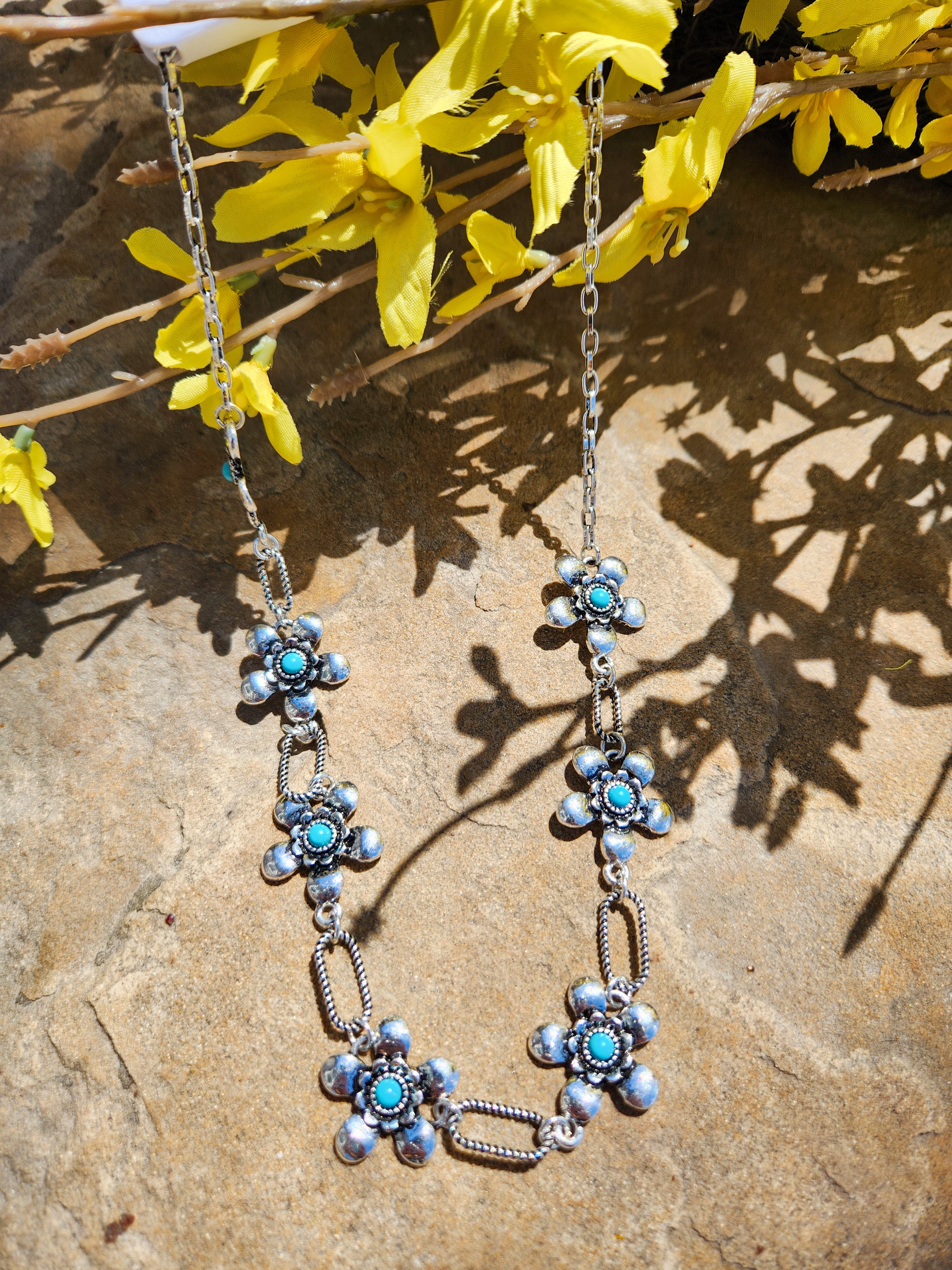 Flower Pendant Bench Necklaces